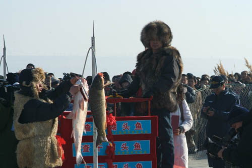 吉林查干湖第七届冰雪渔猎文化旅游节 头鱼拍卖 史无前例的天价
