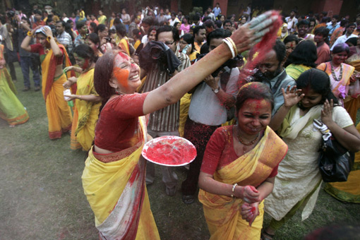 ӡȼӶ ͳ “Holi” ʢĽ