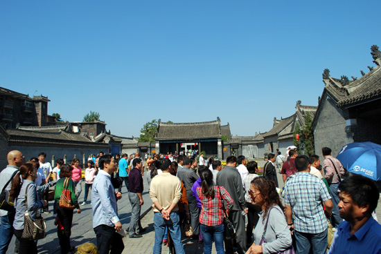 内乡县衙游人如织呈现喜人局面（内乡县衙旅游）