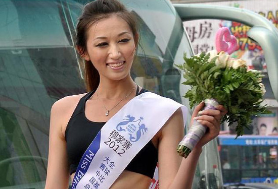 焦作穆家寨：比基尼小姐参赛佳丽焦作街头引围观（焦作穆家寨景区图片）