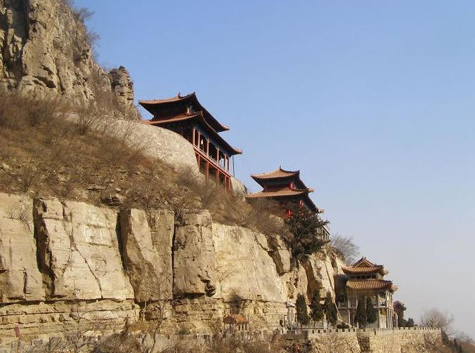 摘星台景区是夯土土层,上层是殷商文化遗址,下层是龙山文化遗址.