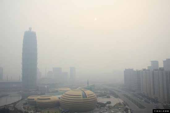 远离雾霾 共建绿城 我们一起来植树（远离雾霾的公益广告语）