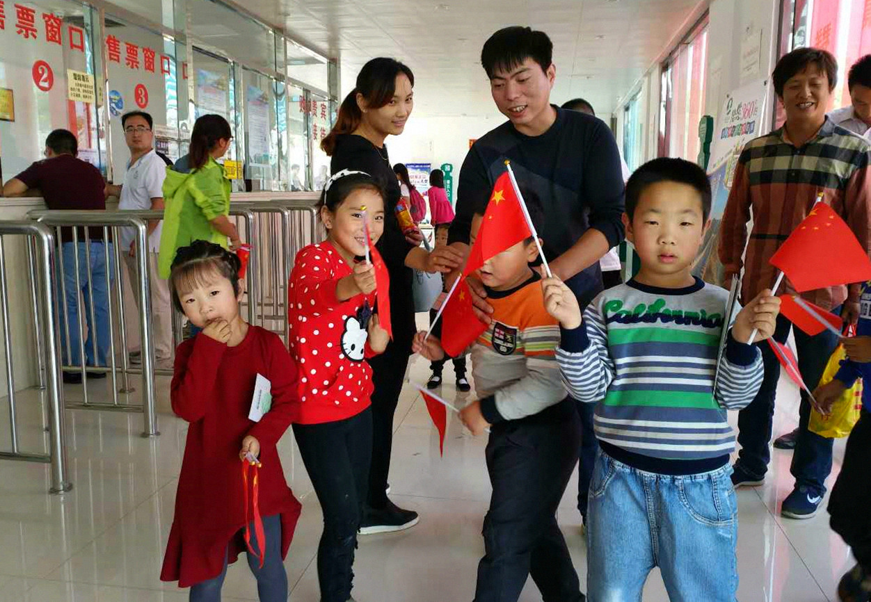 国庆期间 巍峨轿顶山美景获国内外游客点赞
