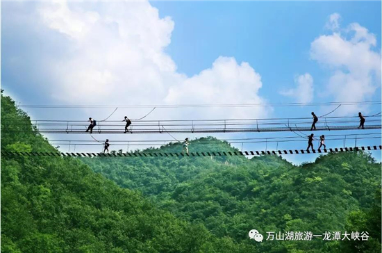 龙潭大峡谷天空澄碧，阳光作伴，给你的肺洗洗澡吧！（建昌龙潭大峡谷风景区）