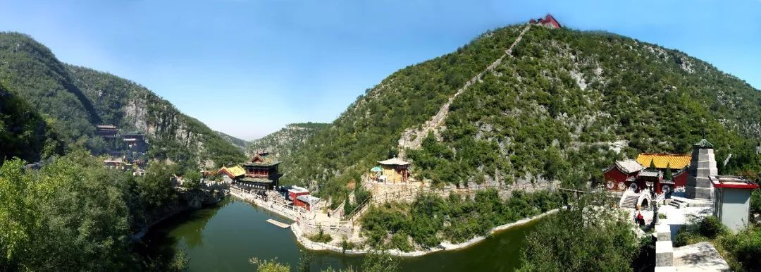 夏日云梦山，千峦碧透，绿草如茵
