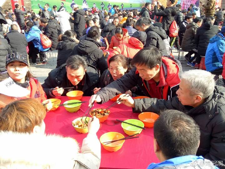 鸡冠洞景区“栾川八大碗千人宴”迎栾马选手