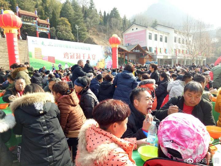 鸡冠洞景区“栾川八大碗千人宴”迎栾马选手