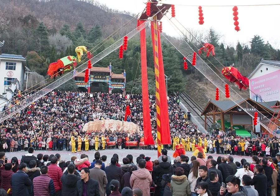 民俗节目精彩，夜游灯会浪漫，雪后鸡冠洞景区再迎客流高峰