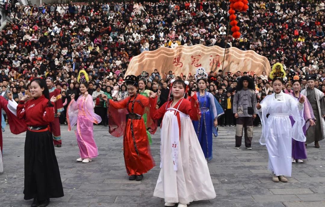 民俗节目精彩，夜游灯会浪漫，雪后鸡冠洞景区再迎客流高峰