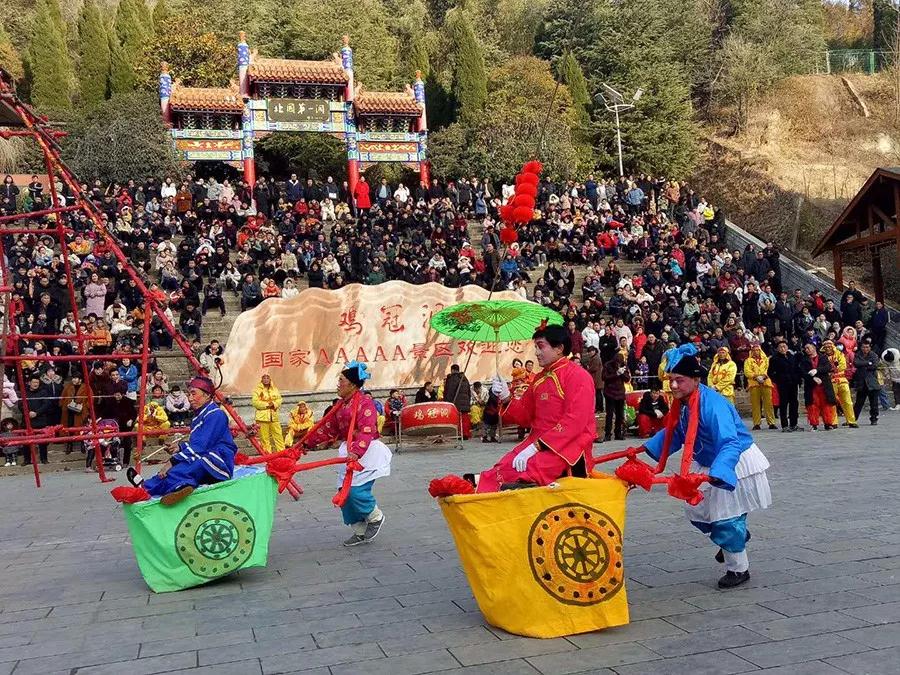 民俗节目精彩，夜游灯会浪漫，雪后鸡冠洞景区再迎客流高峰