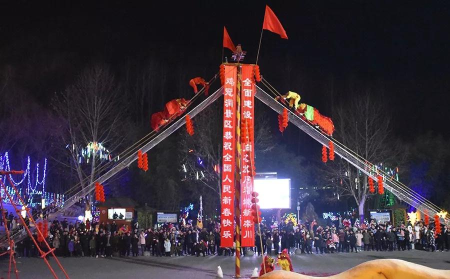 民俗节目精彩，夜游灯会浪漫，雪后鸡冠洞景区再迎客流高峰