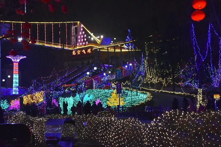 民俗节目精彩，夜游灯会浪漫，雪后鸡冠洞景区再迎客流高峰