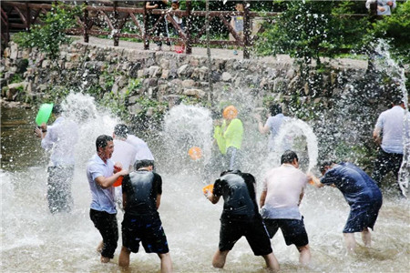 避暑休闲,泼水狂欢,龙潭大峡谷让你任性过夏天!(龙潭大峡谷一日游攻略图片大全) 避暑休闲,泼水狂欢,龙潭大峡谷让你任性过夏天!(龙潭大峡谷一日游攻略图片大全)