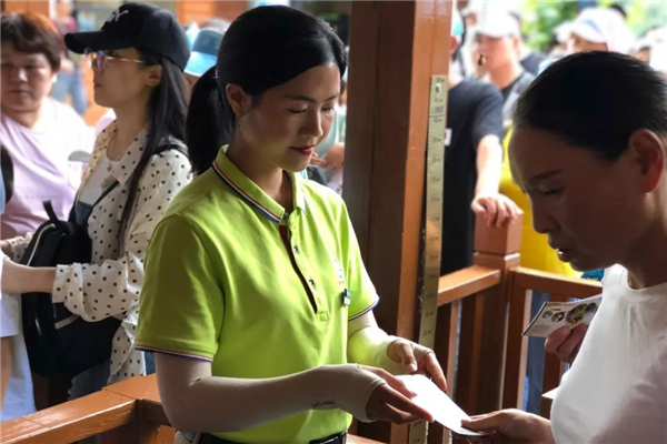 入栾高速免费 鸡冠洞优质服务助游客舒心旅行