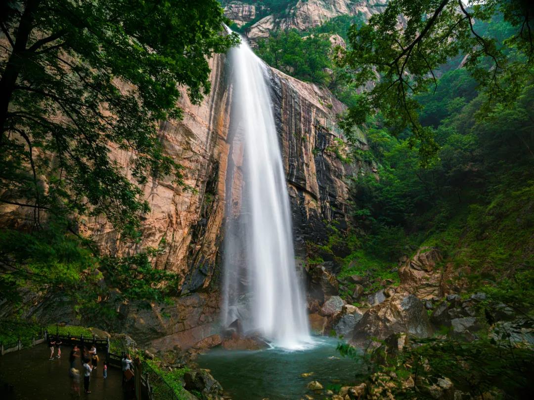 【嗨翻国庆】“十一”赏瀑最佳时,到白云山看飞瀑挂前川(十一景区人流量排名) 【嗨翻国庆】“十一”赏瀑最佳时,到白云山看飞瀑挂前川(十一景区人流量排名)