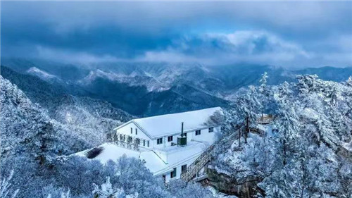 这个冬天，白云山邀你一起看第一场冬雪！（形容冬天白云的句子）