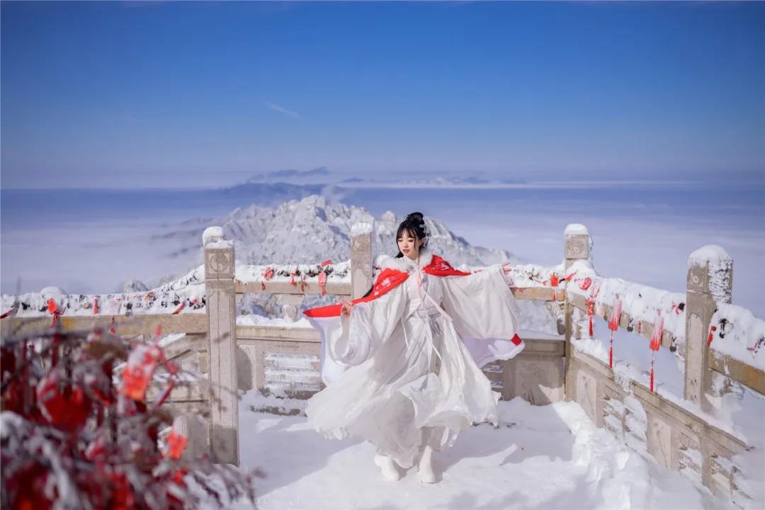 当老君山雪景邂逅汉服惊艳到你了吗