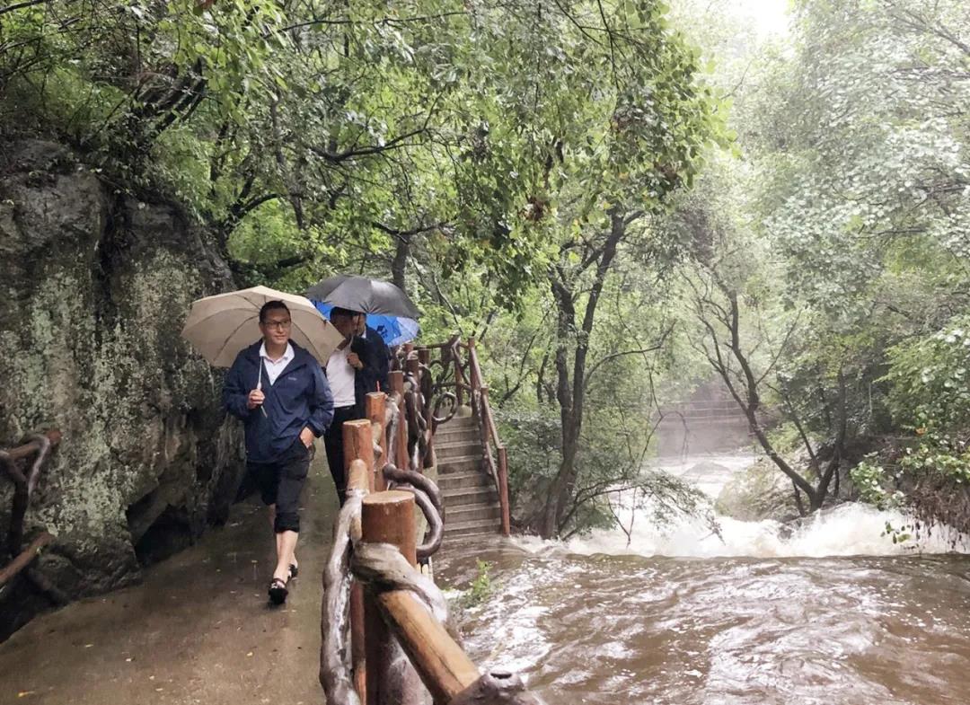 老君山加大隐患排查力度，确保汛期旅游安全（老君山掉下悬崖）