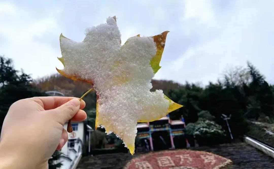 鸡冠洞初雪点缀在亿年仙宫！