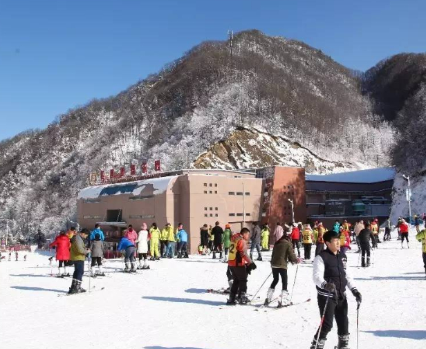 伏牛山滑雪度假乐园地址:河南省洛阳栾川石庙镇杨树坪村费用:成人