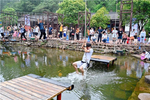 龙潭大峡谷为你准备的夏天，让你的旅途色彩斑斓！