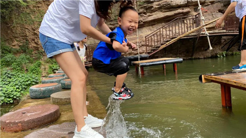 龙潭大峡谷为你准备的夏天，让你的旅途色彩斑斓！