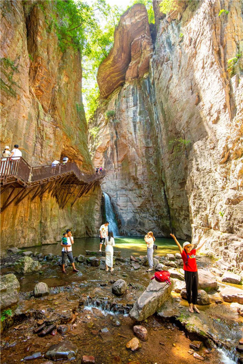 龙潭大峡谷为你准备的夏天，让你的旅途色彩斑斓！