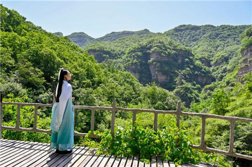 龙潭大峡谷为你准备的夏天，让你的旅途色彩斑斓！