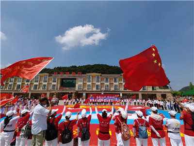 河南九峰山400人合力绘制巨幅沙画，献礼党的<span class=