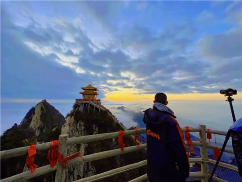 秋去冬来，老君山夕阳云海美成仙境（老君山几点有云海）