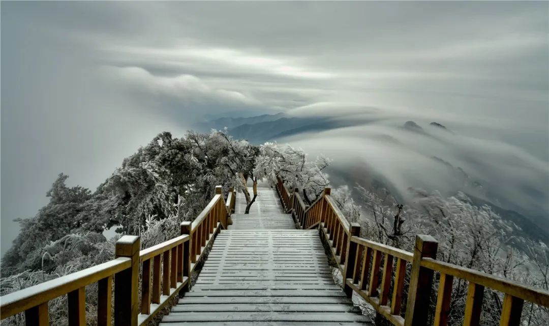 雪后老君山颜值爆表，航拍雪景实在太美了！（老君山雪景视频素材）