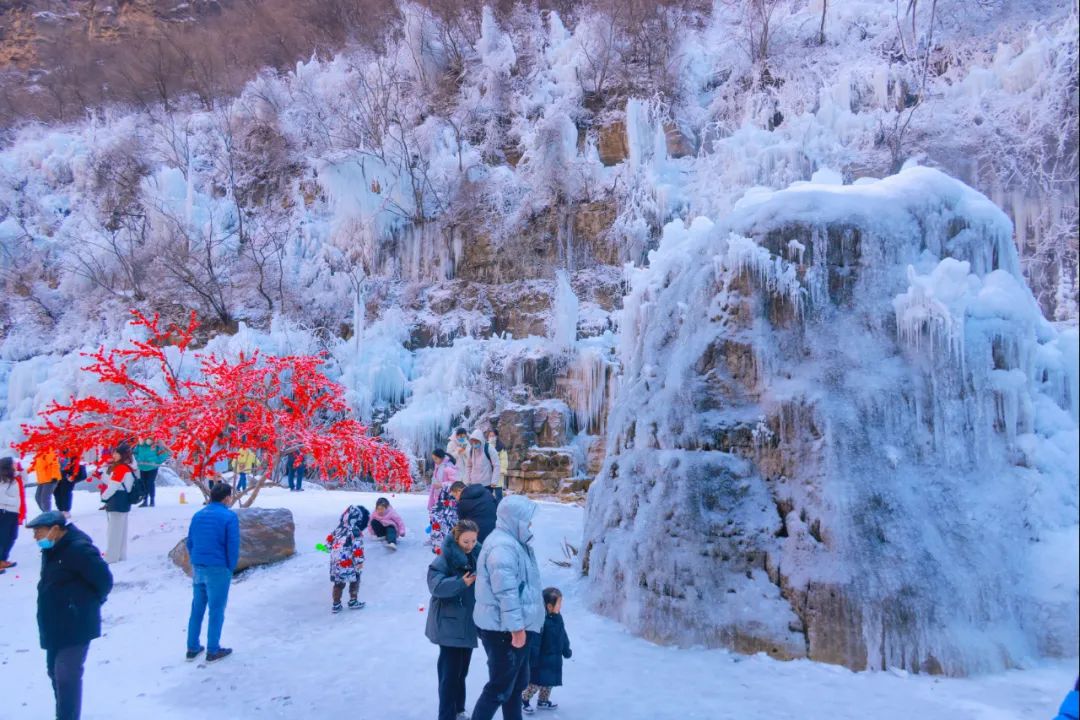 云台山冰瀑群 宛若水晶世界（云台山峡谷2000米冰瀑群图片）