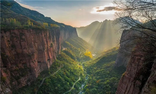 正是这种精神让大山深处的郭亮村走出辉县,走出河南,走向全世界.