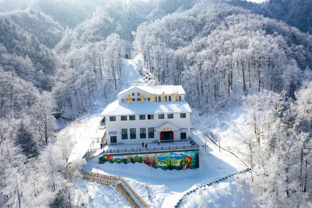 雪落白云山，人间仙境尽在眼前！（雪落天山天落雪）