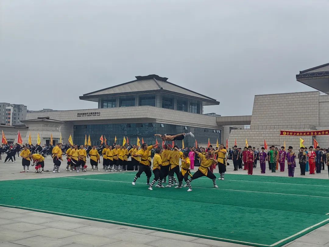登封：从武校走向街头 少林功夫展演成为嵩山文旅常项（河南登封嵩山少林武校的口碑怎么样?）
