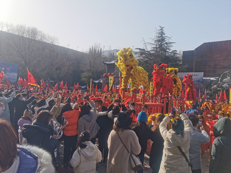 河南巩义：竹林长寿山景区热闹非凡年味十足（巩义长寿山的红叶什么时候最红）