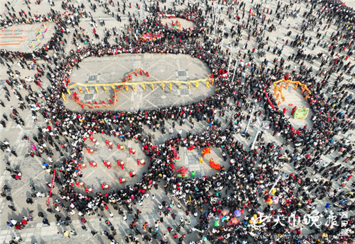 驻马店：7万余人聚集天中广场闹元宵（驻马店天中广场属于什么街道什么社区）
