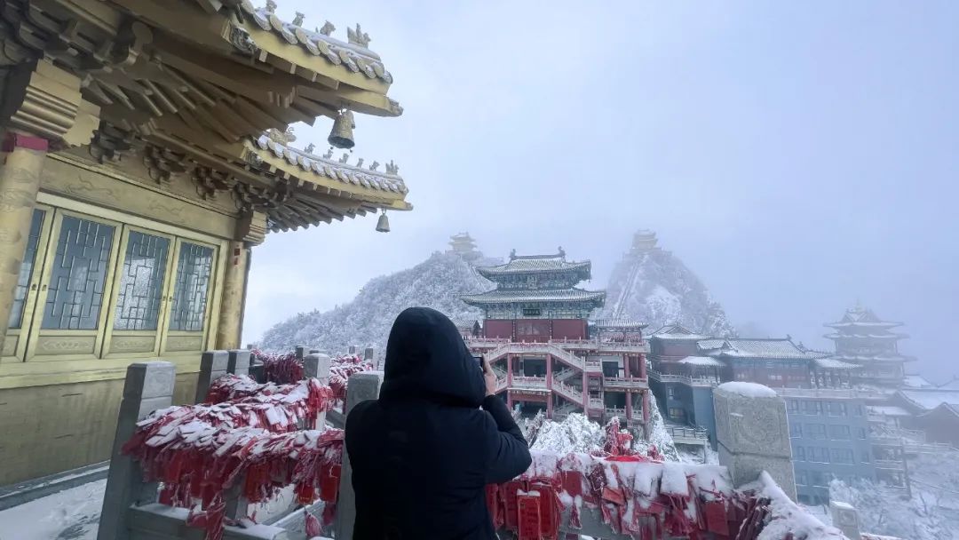 老君山迎立春后第一场雪，快来体验冰雪乐趣吧！（老君山雪景开放时间是几点）